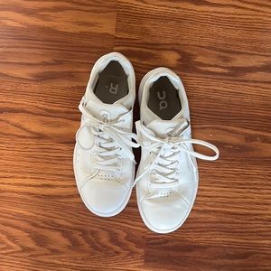 On cloud running roger tennis shoes size 7.5